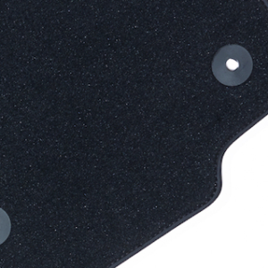 Spredaj talne preproge iz velura, črne barve z enojnim šivom